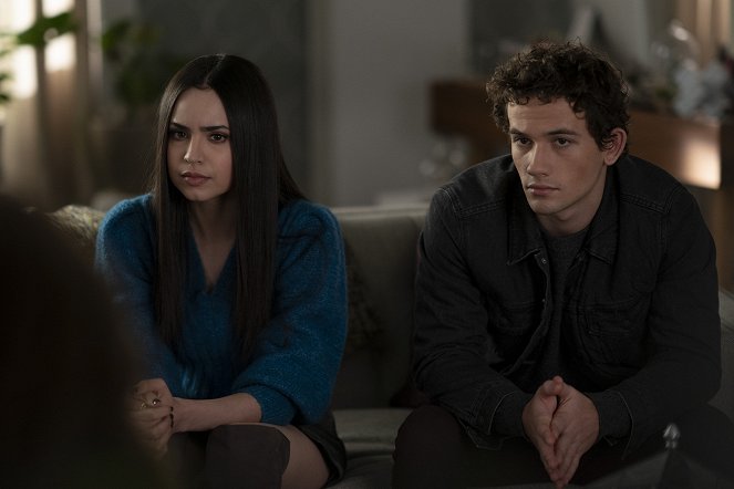 Pretty Little Liars: The Perfectionists - An der Angel - Filmfotos - Sofia Carson, Eli Brown
