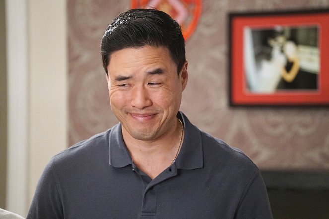 Fresh Off the Boat - The Gloves Are Off - Z filmu - Randall Park