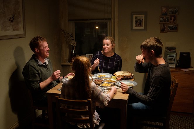 Nie ma nas w domu - Z filmu - Kris Hitchen, Debbie Honeywood, Rhys Stone