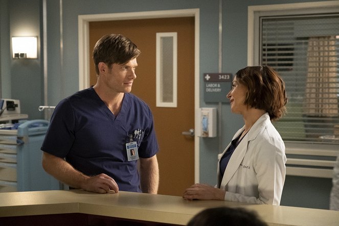 Grey's Anatomy - Die jungen Ärzte - Season 15 - Im Nebel - Filmfotos - Chris Carmack, Caterina Scorsone