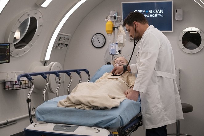 Grey's Anatomy - Season 15 - Jump Into the Fog - Photos - Christian Ganiere, Justin Chambers