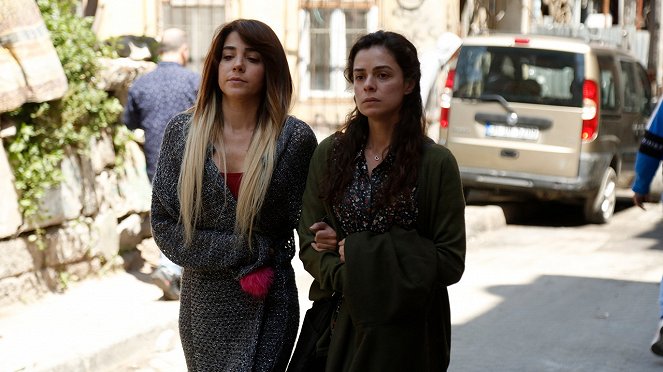 Sila ženy - Episode 29 - Z filmu - Gökçe Eyüboğlu, Özge Özpirinçci