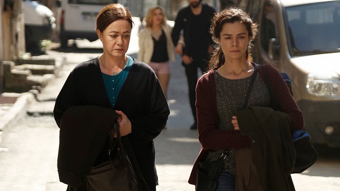 Kadın - Episode 29 - Filmfotos - Bennu Yıldırımlar, Özge Özpirinçci