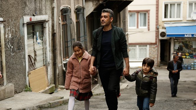 Kadın - Season 2 - Kuvat elokuvasta - Kübra Süzgün, Caner Cindoruk, Ali Semi Sefil