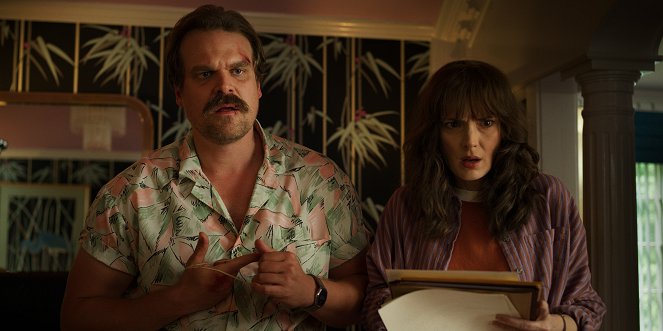 Stranger Things - Chapter Four: The Sauna Test - Photos - David Harbour, Winona Ryder