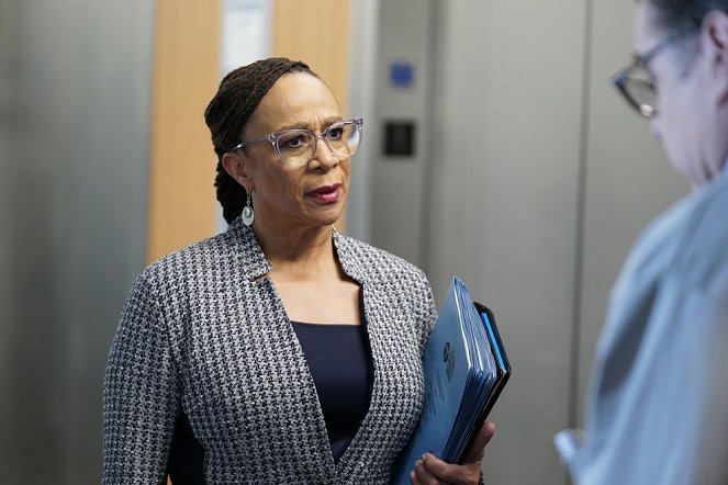 Chicago Med - Season 4 - More Harm Than Good - Photos - S. Epatha Merkerson