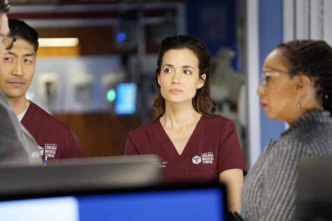 Chicago Med - Więcej szkód niż pożytku - Z filmu - Brian Tee, Torrey DeVitto