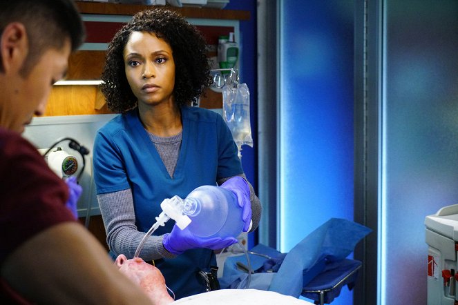 Chicago Med - With a Brave Heart - Photos - Yaya DaCosta