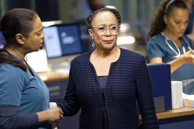 Chicago Med - With a Brave Heart - Photos - Marlyne Barrett, S. Epatha Merkerson