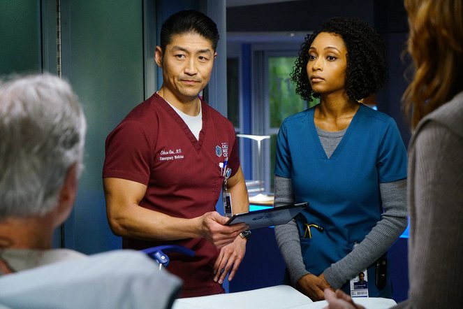 Chicago Med - With a Brave Heart - Photos - Brian Tee, Yaya DaCosta