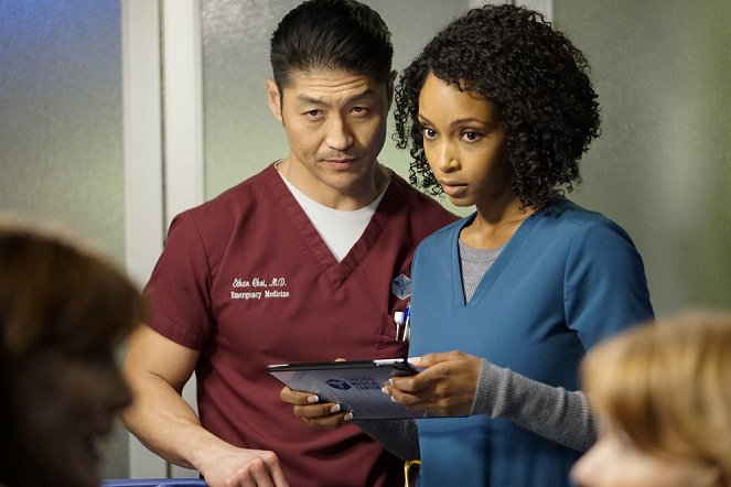 Nemocnice Chicago Med - With a Brave Heart - Z filmu - Brian Tee, Yaya DaCosta