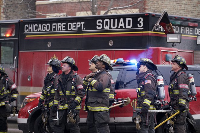Chicago Fire - Pohnout zdí - Z filmu - Miranda Rae Mayo, Taylor Kinney, Joe Minoso, Eamonn Walker, Jesse Spencer