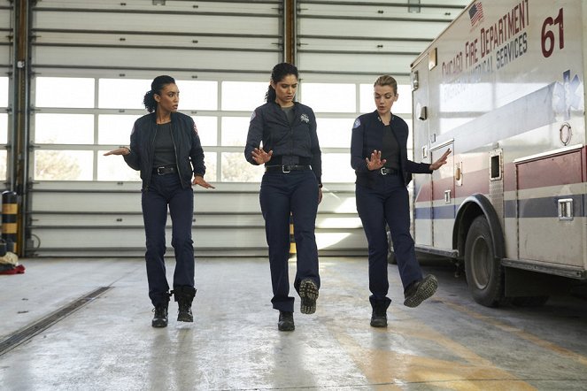 Chicago Fire - No Such Thing as Bad Luck - Van film - Annie Ilonzeh, Miranda Rae Mayo, Kara Killmer