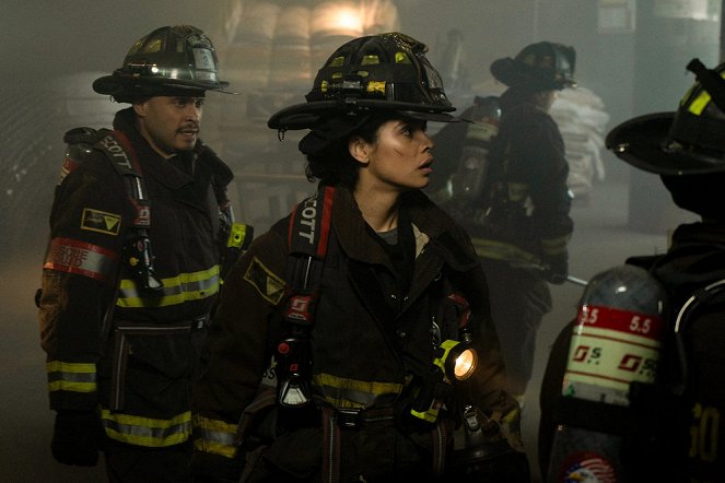 Chicago Fire - In guten wie in schlechten Zeiten - Filmfotos - Joe Minoso, Miranda Ray Mayo