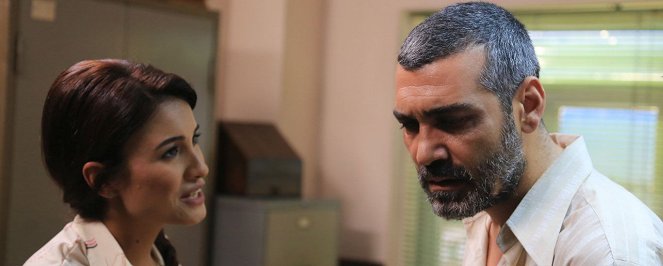 İçerdekiler - De la película - Gizem Soysaldı, Caner Cindoruk