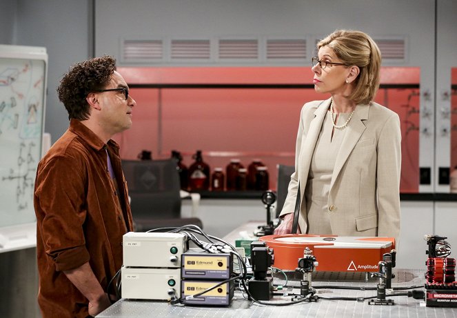 The Big Bang Theory - The Maternal Conclusion - Photos - Johnny Galecki, Christine Baranski