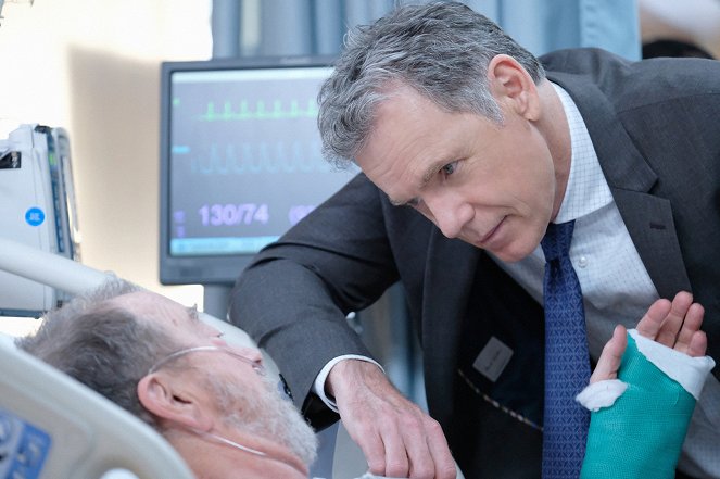 The Resident - The Unbefriended - Photos - Bruce Greenwood