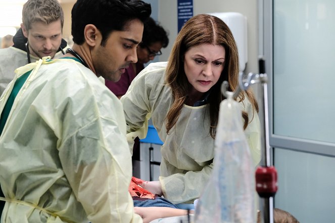 The Resident - If Not Now, When? - Photos - Matt Czuchry, Manish Dayal, Jane Leeves