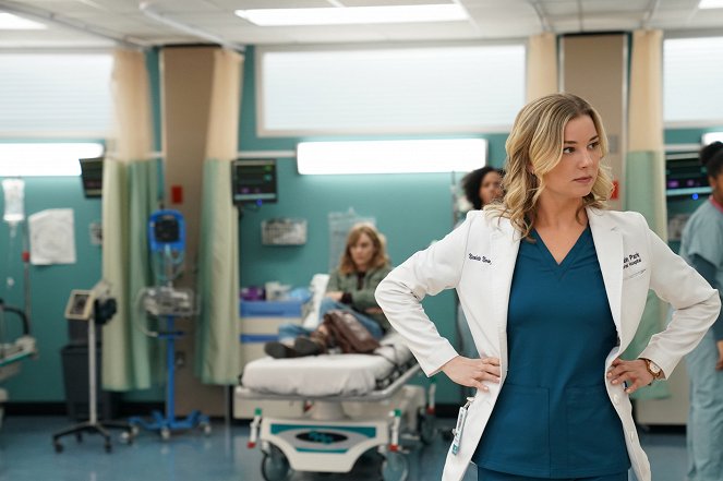 The Resident - Emergency Contact - Photos - Emily VanCamp