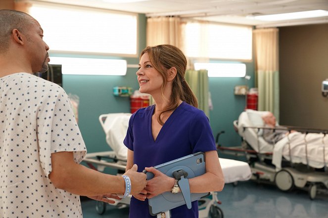 The Resident - Season 2 - Emergency Contact - Photos - Christopher B. Duncan, Jane Leeves