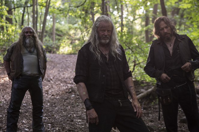 Outsiders - Season 1 - It's Good to Be King - Photos