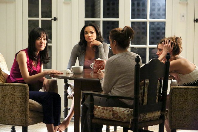 Mistresses - Season 1 - Pilot - Photos - Yunjin Kim, Rochelle Aytes, Jes Macallan