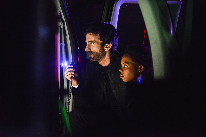 Powers - F@#K the Big Chiller - Kuvat elokuvasta - Sharlto Copley, Susan Heyward