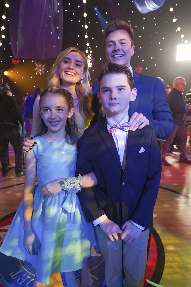 American Housewife - The Dance - Del rodaje - Julia Butters, Meg Donnelly, Evan O'Toole, Peyton Meyer