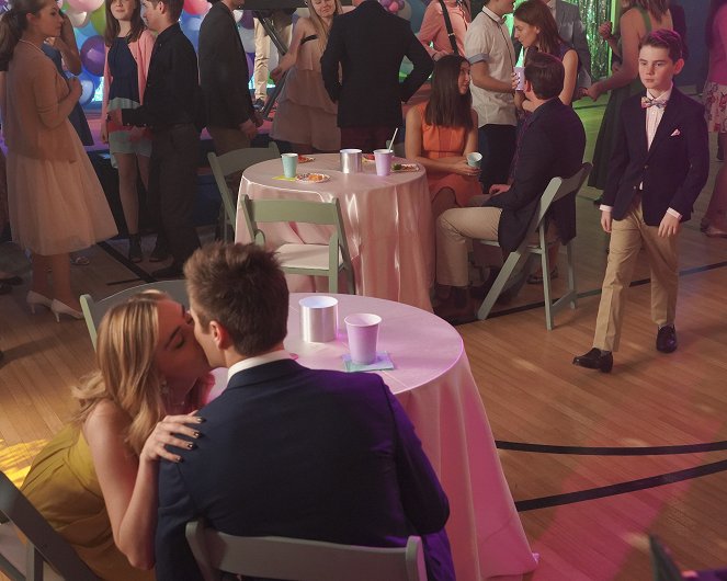American Housewife - Le Bal - Film - Meg Donnelly, Evan O'Toole