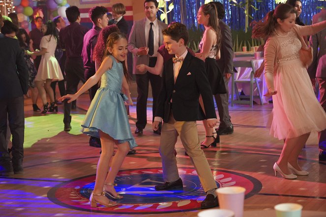 American Housewife - The Dance - Photos - Julia Butters, Evan O'Toole