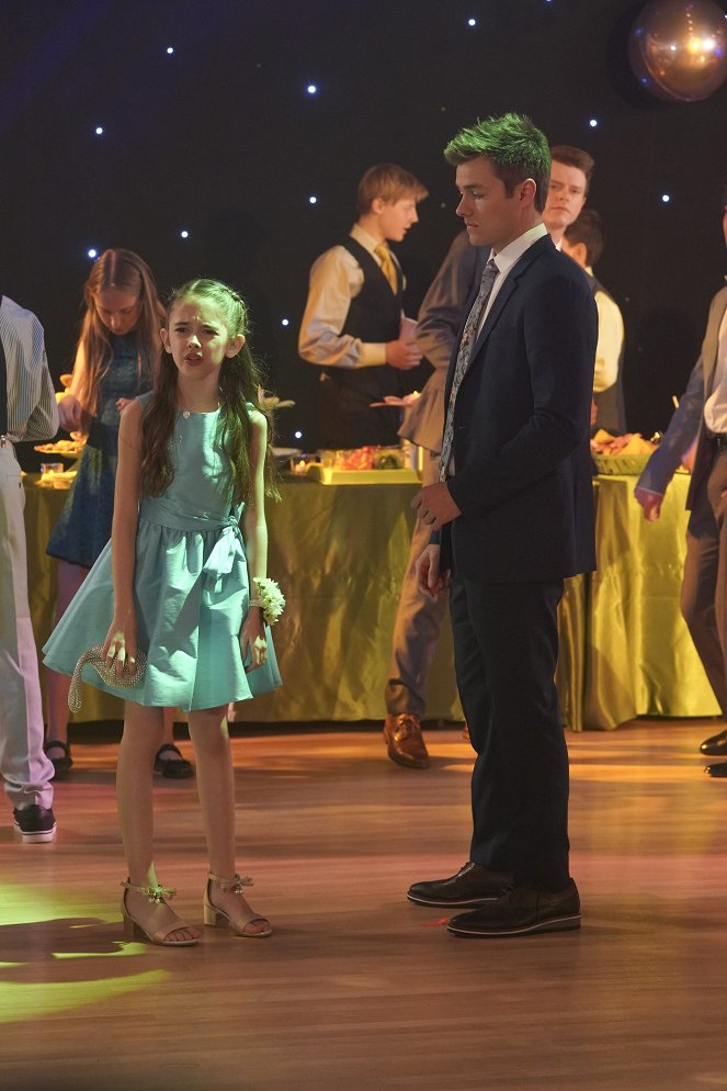 American Housewife - The Dance - Photos - Julia Butters, Peyton Meyer