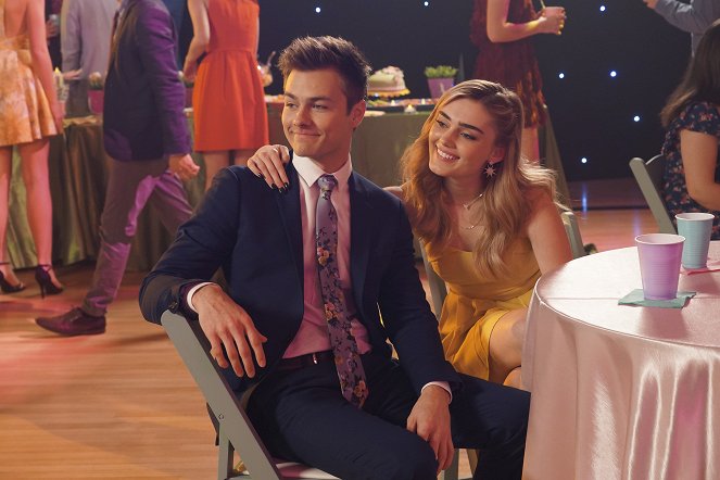 American Housewife - The Dance - Photos - Peyton Meyer, Meg Donnelly