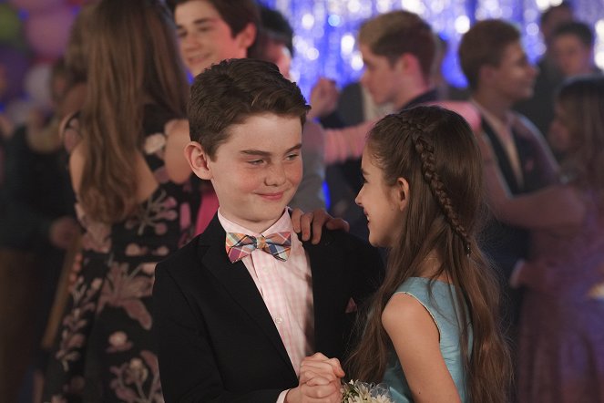 American Housewife - The Dance - Photos - Evan O'Toole, Julia Butters