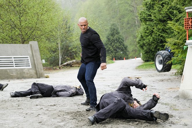 Supergirl - The Quest For Peace - Photos - Mehcad Brooks