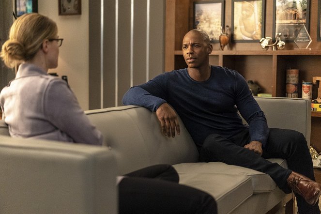 Supergirl - Will The Real Miss Tessmacher Please Stand Up? - Photos - Mehcad Brooks