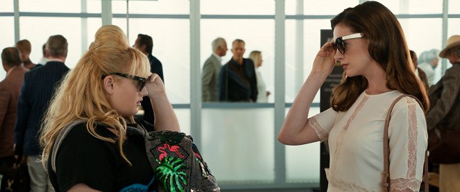 Csaló csajok - Filmfotók - Rebel Wilson, Anne Hathaway