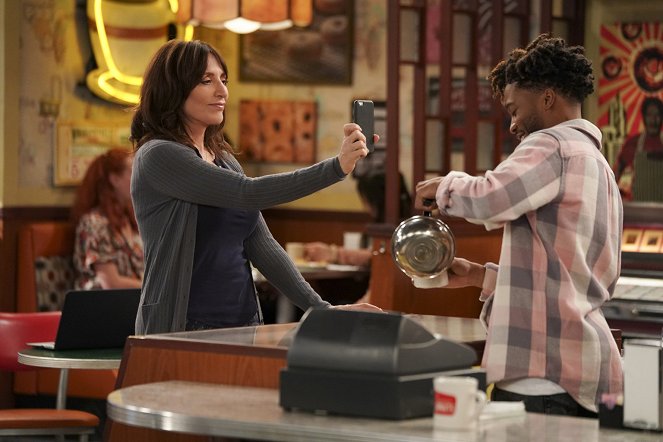 Superior Donuts - Pedal to the Meddle - Van film - Katey Sagal, Jermaine Fowler