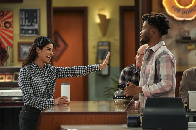 Superior Donuts - Pedal to the Meddle - Z filmu - Diane Guerrero, Jermaine Fowler