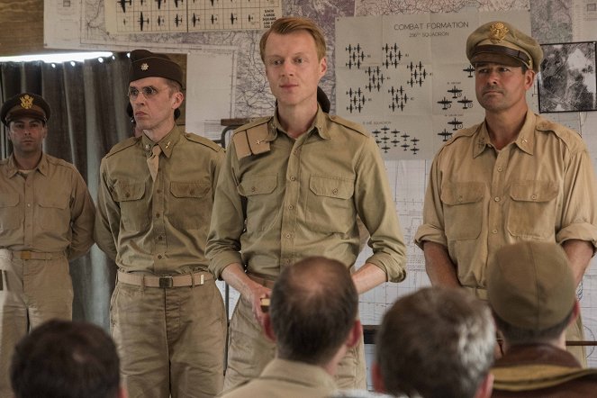 Catch-22 - Episode 2 - Photos - Kevin J. O'Connor, Jay Paulson, Kyle Chandler