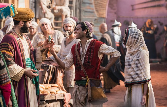 Aladdin - Filmfotók - Mena Massoud