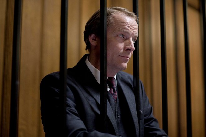 Law & Order: UK - Season 1 - Blinde Justiz - Filmfotos - Iain Glen
