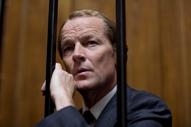 Law & Order: UK - Season 1 - Unsafe - Photos - Iain Glen