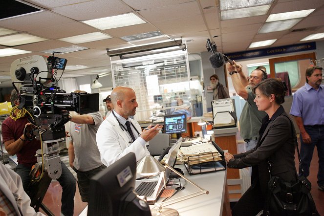 Urgencias - Season 14 - In a Different Light - Del rodaje - Stanley Tucci, Maura Tierney