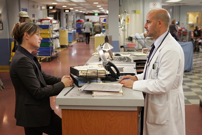 ER - Season 14 - In a Different Light - Photos - Maura Tierney, Stanley Tucci