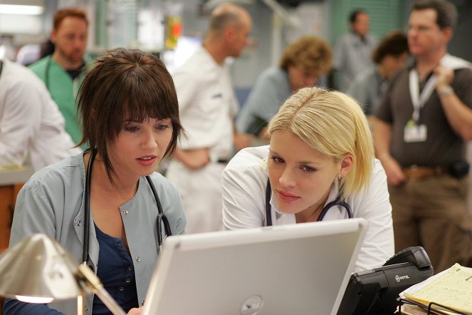 ER - In a Different Light - Photos - Linda Cardellini, Busy Philipps