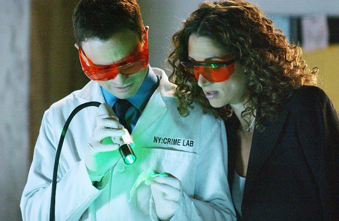CSI: NY - Season 1 - Blink - Photos - Gary Sinise, Melina Kanakaredes