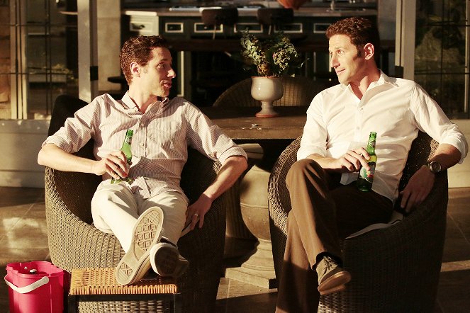 Royal Pains - Lending A Shoulder - Photos - Paulo Costanzo, Mark Feuerstein