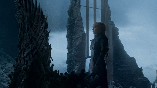 Game of Thrones - The Iron Throne - Photos - Emilia Clarke