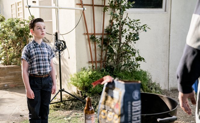 Młody Sheldon - Szwedzka nauka i równanie tosta - Z filmu - Iain Armitage