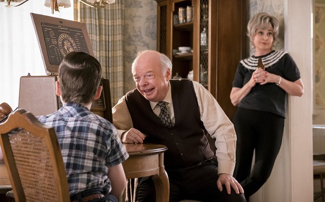 Young Sheldon - A Swedish Science Thing and the Equation for Toast - Photos - Wallace Shawn, Annie Potts